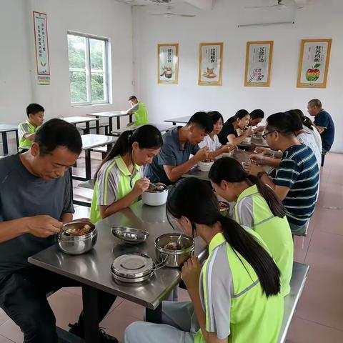 江谷中学膳食监督家长委员会代表进校陪餐活动简报