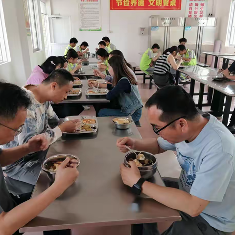 家校同心护食安 陪餐同行守健康  ——江谷中学膳食监督家长委员会进校陪餐活动简报