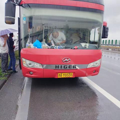 雨中高速救援：与时间赛跑，保乘客平安