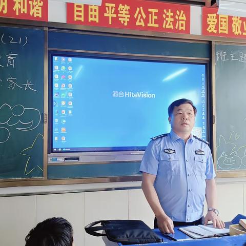强化法制意识 助力和谐校园——浉河中学七（21班）法治主题教育社团活动