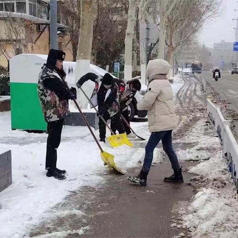 六里山街道：“城管进社区” 扫雪我先行 雪后显文明