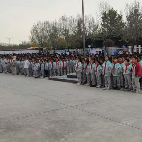 安全演练，防患未然------惠民县何坊街道中心小学防震防踩踏安全演练