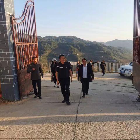 县教体局工委书记、局长王华到太忠镇麦地完小看望华政支教老师