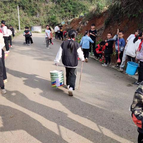 富宁县谷拉乡龙色小学——绿美乡村大清扫活动