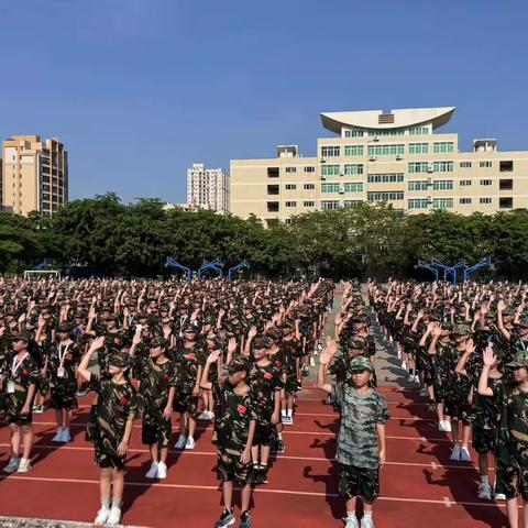 国防教育中超越，磨砺自我中成长——电白春华学校校本部初中部初一新生国防教育第一天纪实