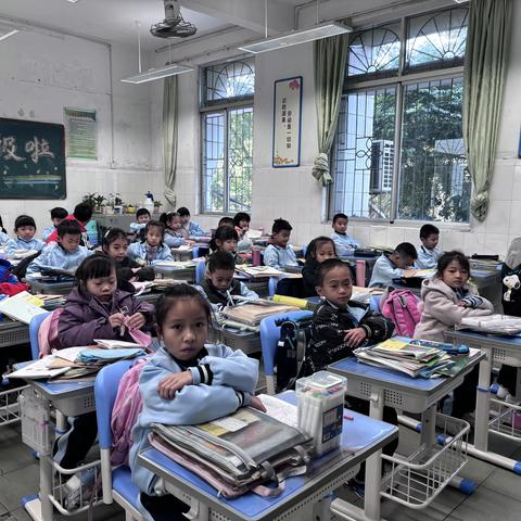 课桌巧整理   劳动我先行 	——湛江市第七小学一（7）班课桌整理劳动课展示