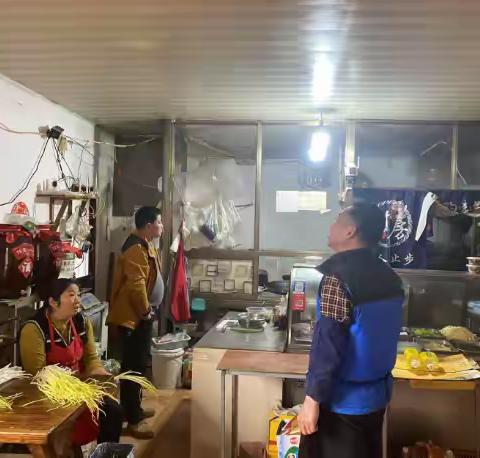 守护舌尖安全：社区助力面馆卫生整改