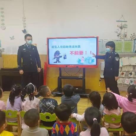 公安民警进校园  法治宣讲记心间