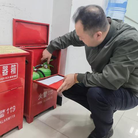 建行和田分行迎宾路支行开展安全检查，守好网点“防火线”