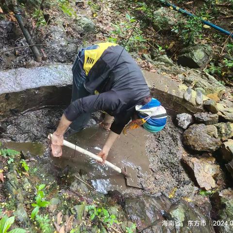陀类村开展清理净化生活用水水池工作