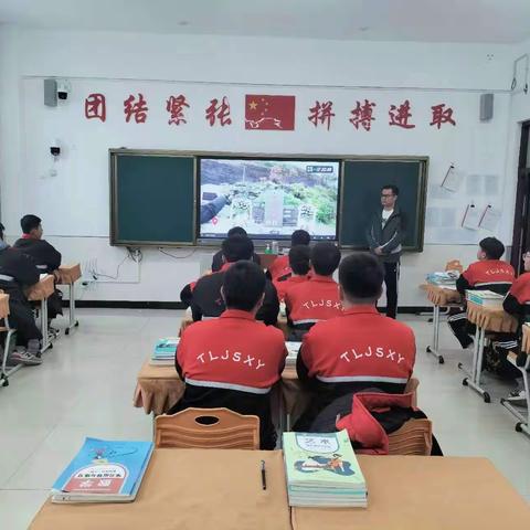 22交通1班集体观看《山河锦绣，思念永恒》--清明祭英烈，共铸中华魂