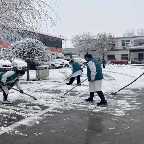 扫雪除冰齐动员，“医”路畅行保平安