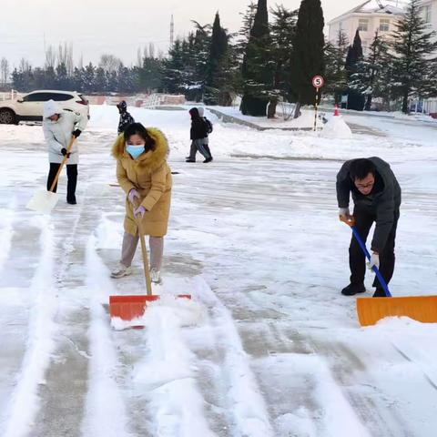 温情融积雪  爱意满校园 ——寺口中心小学教师扫雪除冰行动