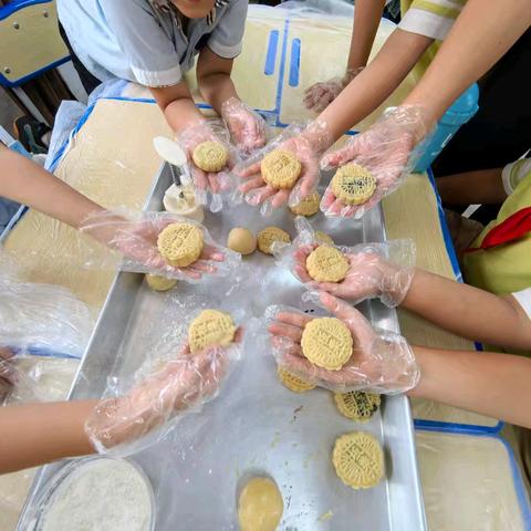 “浓浓中秋情，快乐做月饼”——上思县实验小学三（1）班中秋节做月饼活动