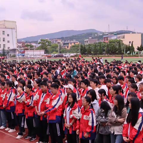 鸣凤山巅师生同趣运动欢 足球场上科技扬帆人潮涌