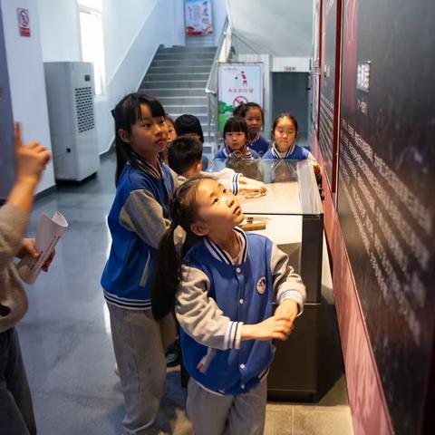 缅怀先烈抒正气  根红苗正承传统----实验小学103班“阅”来“阅”好读书交流会