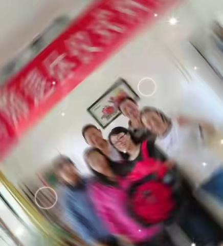 龙泉中学全体教师为裴曼红老师举行退休欢送会