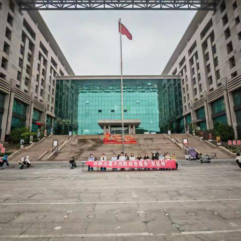 延时服务再出发，政务触角再延伸——涉县“双延伸”活动走进美食林广场