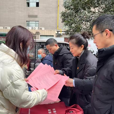 中心组织党员到对口联系社区开展“党员进社区”活动