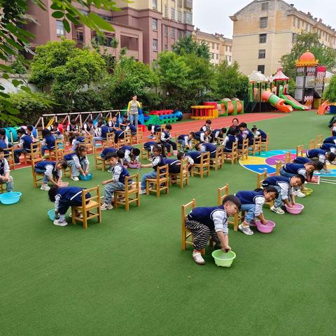 定远县一 一幼儿园“萌娃传美德，劳动助成长”五一劳动节系列主题活动。