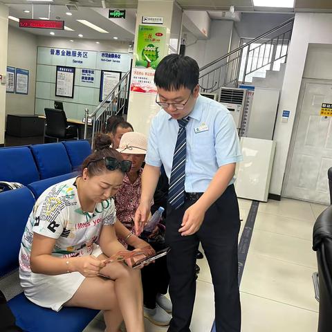 驻马店分行雪东支行开展厅堂消保宣教