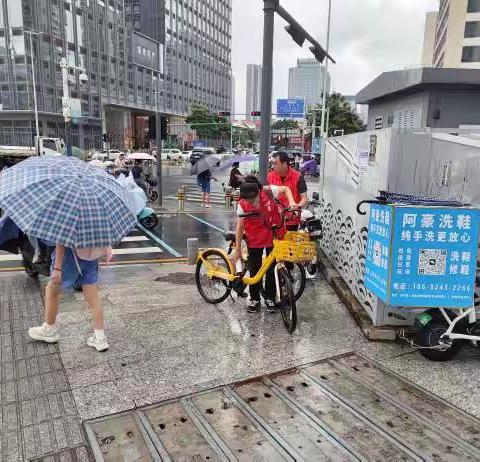 油松社区志愿者参与助力解决镇乾大厦前道路阻塞问题