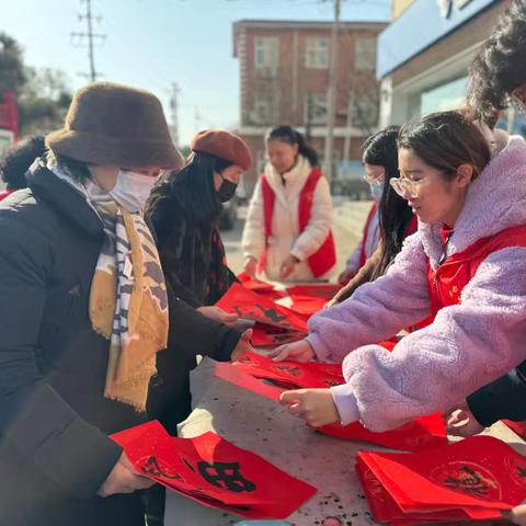 魏都区新时代文明实践中心开展“墨韵入莲城 写春联送祝福”新时代文明实践活动