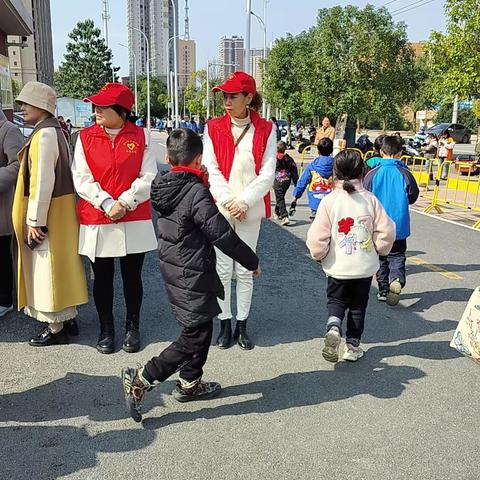 用心护学为爱护岗——富强小学二（2）班家长护岗执勤篇