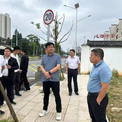 杜国辉到心湖中学调研学校扩建项目