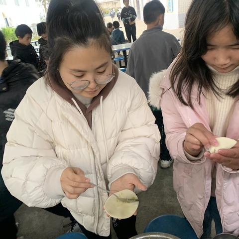 “饺”香四溢，共享“食”光——滨海中学学生食堂举办“包饺子”活动