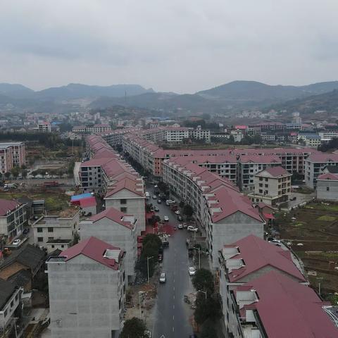 康春晖、宁芳枝夫妇全家乔迁新居