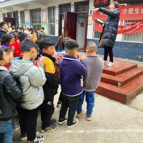 上蔡县蔡沟镇后时小学“卫生大扫除”