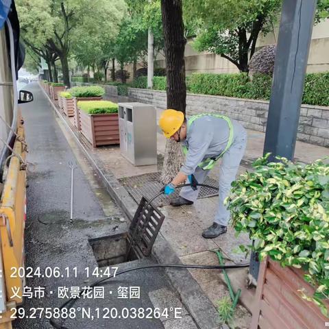 稠江街道开展道路积水点整治行动