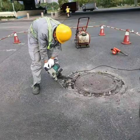 稠江街道开展雨污管网井盖专项整治提升 确保群众脚下安全