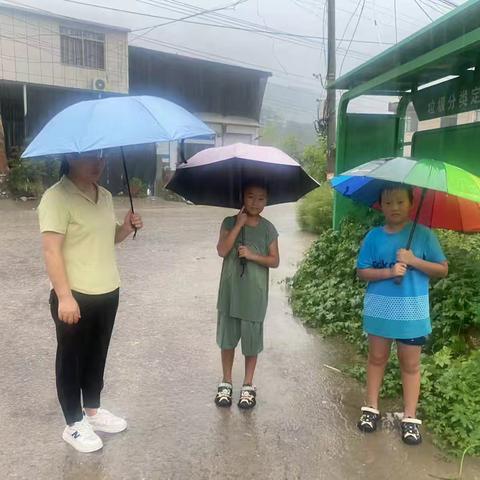 家访在路上 爱在行走间 —盘坡希望小学“岳爱暖心”家访活动