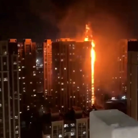 突发！又一高楼发生火灾！物业再次提醒：禁止楼道堆放杂物及停放电瓶车！