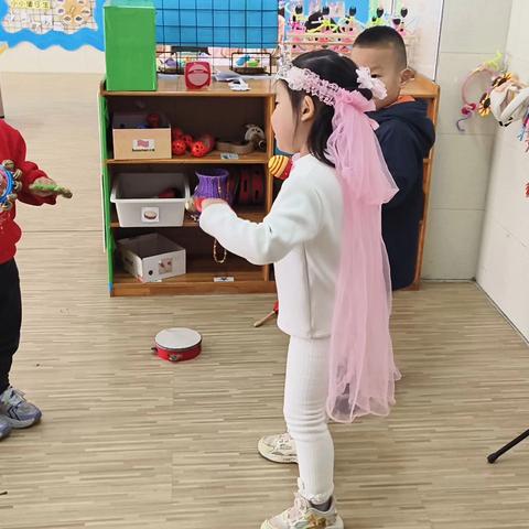 小舞台藏大精彩——中班装扮区观察记录