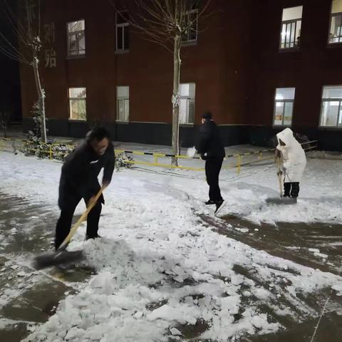 【学校安全】瑞雪纷纷满校园，清雪除冰保安全——伦镇中学雪后清除，确保学生安全。