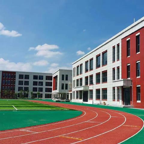 线上教学谱华章，线下生活展风貌