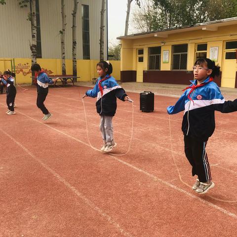 “趣”享运动 “味”你喝彩——东昌府区侯营镇马屯小学举办趣味运动会