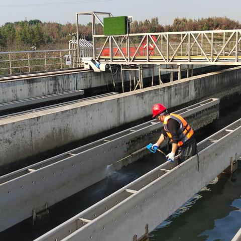 涛雒供水厂清洗沉淀池出水区，确保优质供水