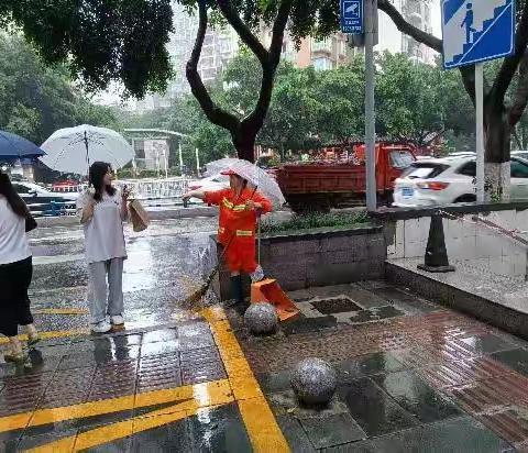 雨后出击清淤忙 净化环境城市美——龙溪环卫所开展雨后排水清淤工作