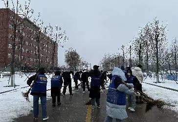 大雪满校园，清雪暖人心