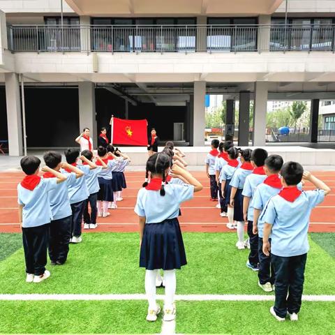 学习二十大 争做好队员——郑州市中原区山河道小学一年级新队员入队仪式