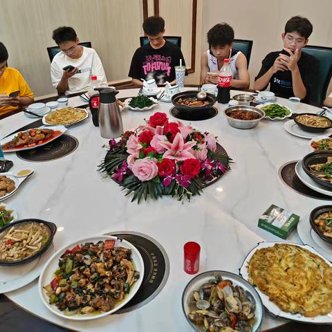 2024届高三（10）班小聚 亲爱的同学们，在 2024 年 6 月 10 日这个特别的日子里，我们终于完成了高考这场重要的战役，齐聚于此。