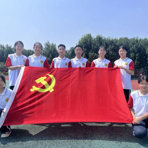 陈集镇中学庆七一系列活动之我与党旗、团旗合影