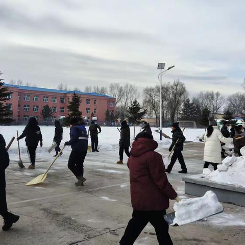 家校携手，扫雪除冰暖童心——扎兰屯市纸浆街小学校园清雪活动