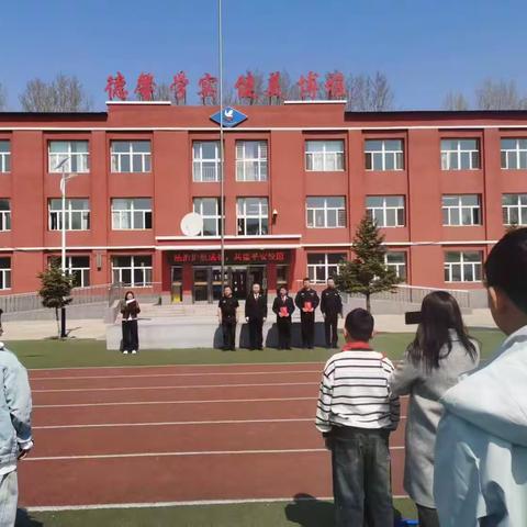 扎兰屯市纸浆街小学举行法治副校长聘任仪式