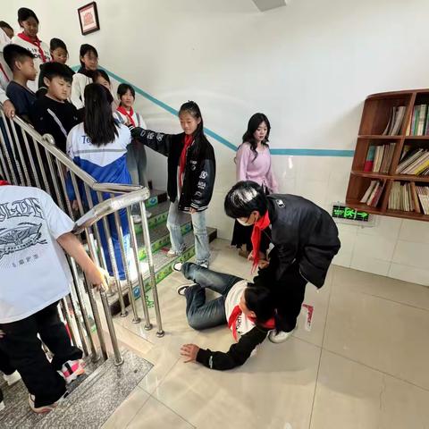 “防踩护安，共筑校园”——纸浆街小学开展防踩踏安全演练
