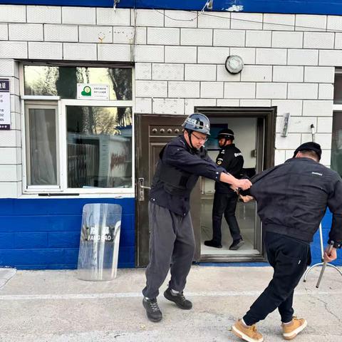 筑牢安全防线，共建阳光校园——纸浆街小学举行防暴安全演练暨反对校园欺凌安全教育大会